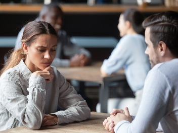 Negging begegnet dir beim Online-Dating h&auml;ufiger, als du denkst &ndash; oft, ohne dass du es sofort bemerkst. Was steckt hinter dieser Taktik? Wie sch&uuml;tzt du dich davor? Und wie sieht ein Flirt aus, der wirklich zu einer echten Verbindung f&uuml;hrt?