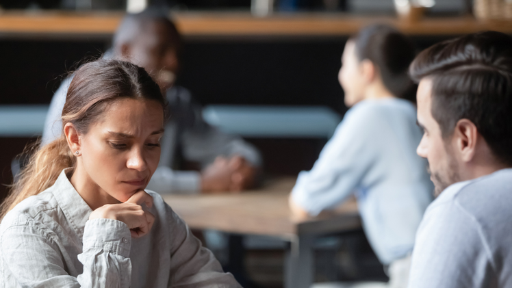 Negging begegnet dir beim Online-Dating h&auml;ufiger, als du denkst &ndash; oft, ohne dass du es sofort bemerkst. Was steckt hinter dieser Taktik? Wie sch&uuml;tzt du dich davor? Und wie sieht ein Flirt aus, der wirklich zu einer echten Verbindung f&uuml;hrt?