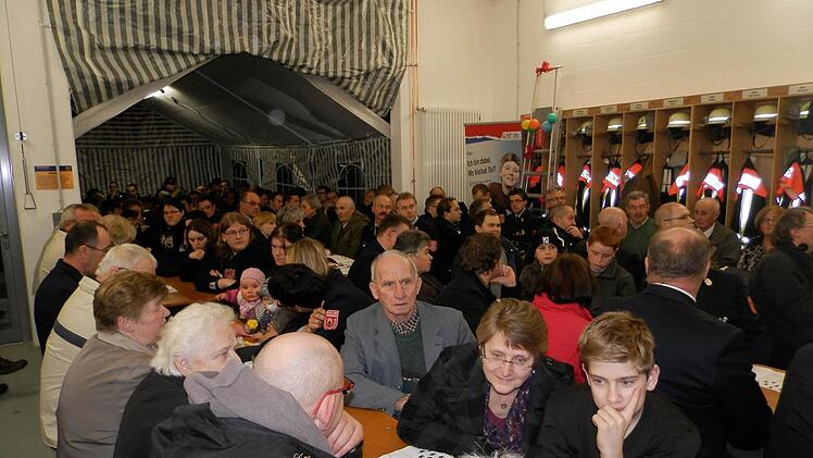 Da war sogar das neue Feuerwehrhaus zu klein: Über 100 Gäste waren bei der Einweihungsfeier dabei. Foto: Rainer Fritsch