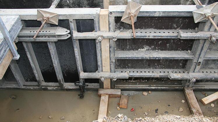 Das Probenheim soll nun gebaut werden, doch schon wieder gibt es Ärger: Denn da, wo das Probenheim entstehen soll, war einst ein See, der nur mit Baugrund aufgefüllt worden ist. Deshalb musste der Baugrund mit 177 Kubikmeter Beton verfüllt werden, um den Untergrund tragfähig zu machen.