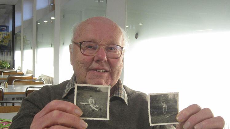 Elmar Dippold mit seinen Jugendbildern Foto: Matthias Einwag