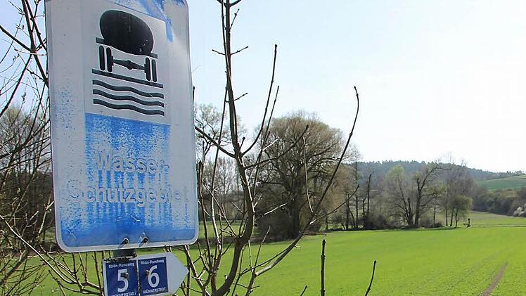 Ein Hinweisschild auf das Trinkwasserschutzgebiet im Münnerstädter Tal.Foto: Heike Beudert