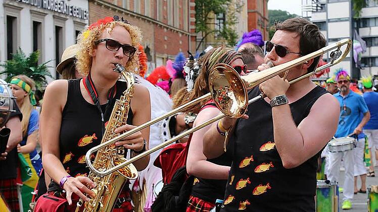 Impressionen vom Samba-Umzug 2015. Foto: Albert Höchstädter