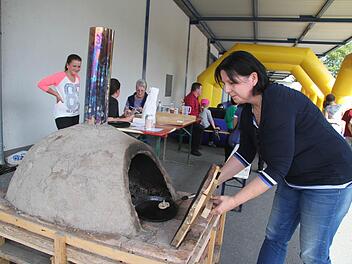 Uschi Prawitz vom Mupäz heizte zum Jubiläumsfestival den selbstgebauten Lehmofen an. Foto: Sonja Adam