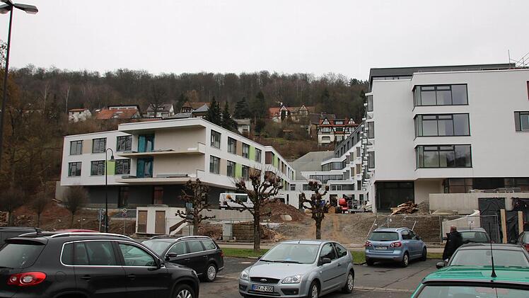 Die Häuser C (links, für Menschen mit Behinderung) und B (Pflegeheim) sind außen bereits fertig.