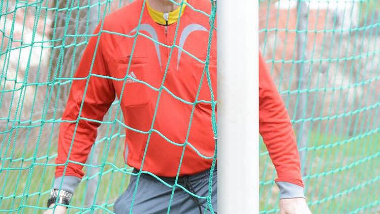 Schiedsrichter Udo Stockheimer prüft das Tornetz in Weichtungen. Foto: ssp