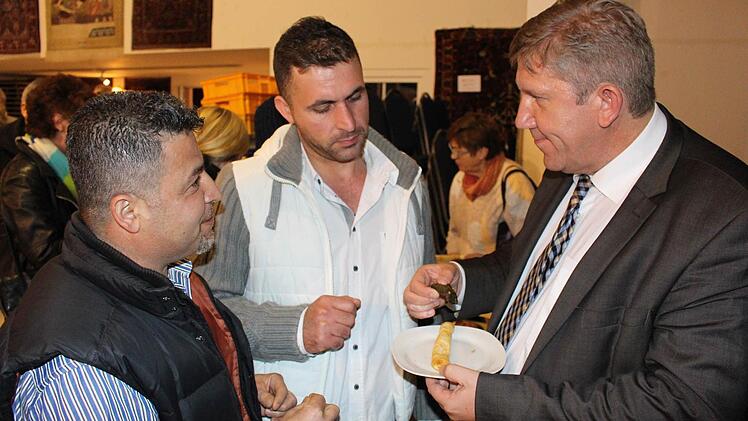 Ayhan Cetin, Koch im Bruckertshof, Mohamad Abazli, in Syrien ausgebildeter Koch und derzeit Praktikant im Bruckertshof, erklären dem Abgeordneten Andreas Schwarz die syrischen Spezialitäten. Foto: Abgeordnetenbüro