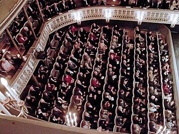 Länger als zunächst geplant dürfen die Besucher des Landestheaters den historischen Innenraum des Musentempels vor Beginn der Generalsanierung genießen - bis April 2019.Foto: Archiv/Jochen Berger