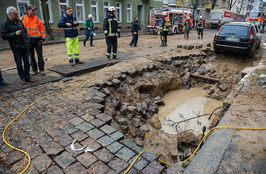 Wasserrohrbruch in Berlin: Straße sackt ab