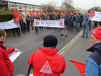 Die Beleg- und Gewerkschaftsvertreter Florian Schmidt, Matthias Gebhardt und Wolfgang Brasch (im Vordergrund von links) vor den 73 versammelten Weiss-Mitarbeitern.Fotos: Ralf Kestel