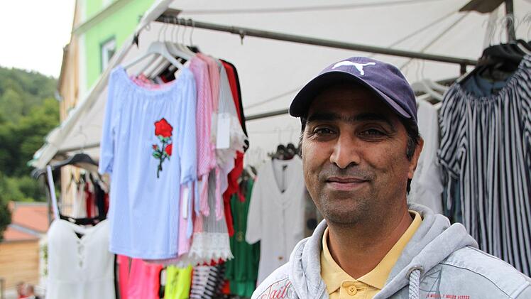 Mehboob Ahmad aus Erfurt verkauft seine Waren nicht zum ersten Mal beim Bad Brückenauer Stadtfest. Foto: Ulrike Müller