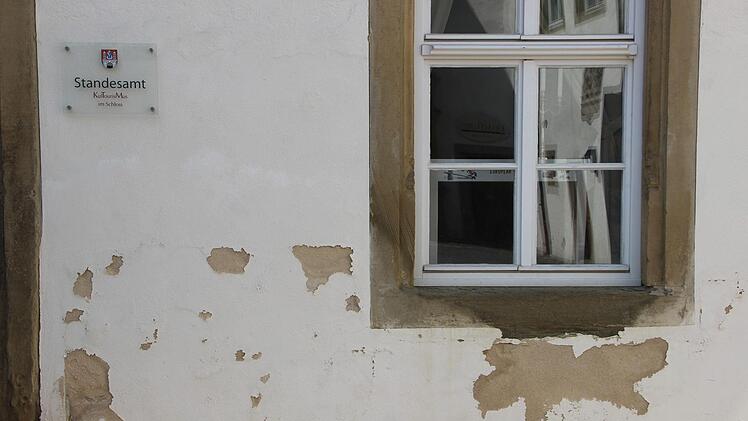 Es ist wieder einmal soweit. Am Deutschordensschloss bröckelt der Sockelputz. Das Problem ist bekannt. Das Schloss steht auf feuchtem Untergrund. Bis zur Museums-Wiedereröffnung soll die Fassade hergerichtet sein.  Foto: Heike Beudert