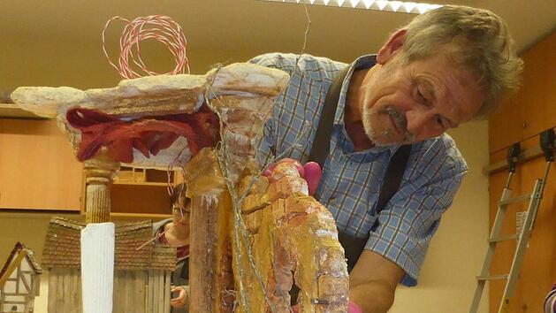 Horst Wende leitet seit 35 Jahren Krippenbaukurse.   Fotos: privat