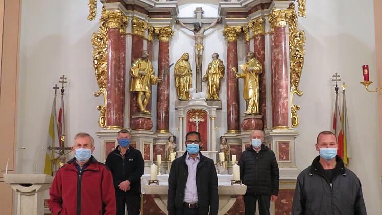 Viel Engagement wurde Ehren- und Hauptamtlichen abverlangt (von links): Franz Schwarz, Winfried Brand, Pater Sony Kochumalayil, Franz Gundelach und Edgar Röder. Doris Bauer