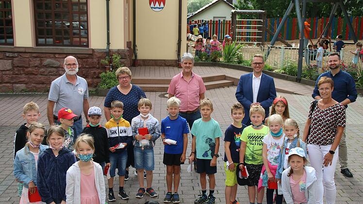 Auch Rettungshund Ayk war bei dem Treffen mit dem Bürgermeister dabei: Auf dem Foto sind die Schülerinnen und Schüler sowie (hintere Reihe von links) Thomas Schuhmann, Kerstin Neder, Klaus Kunder, Bürgermeister Mario Götz, Daniel Bahn und Lehrerin Christiane Deublein.
