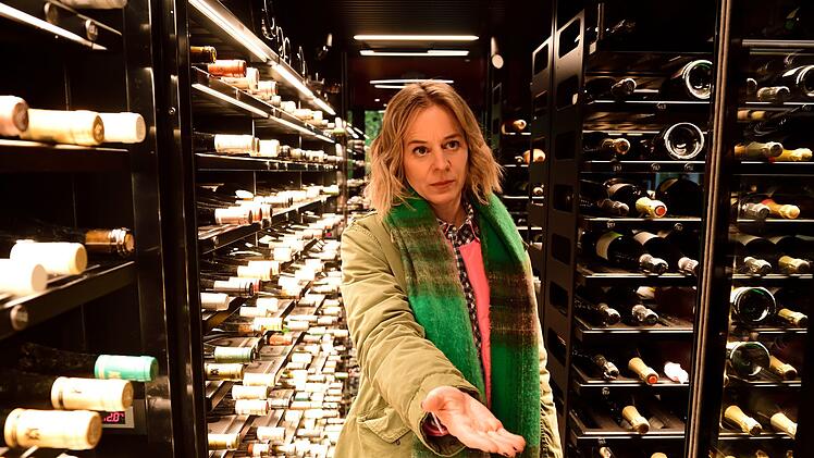 Ermittlungen im Weinkeller: Angelika Flierl (Bernadette Heerwagen) recherchiert im Edelrestaurant.