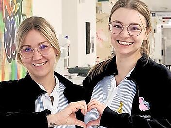 Mitarbeitende der Universit&auml;tsklinik Erlangen setzen ein Zeichen zum Internationalen Kinderkrebstag.