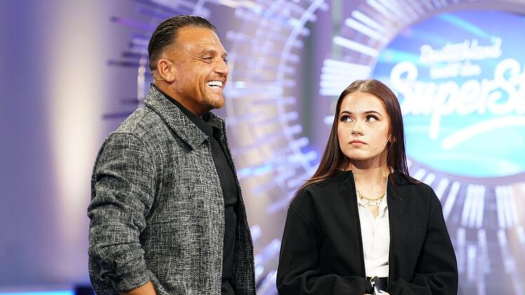 Er ist wieder da! Menowin Fr&ouml;hlich (38) kam als Begleiter seiner Tochter Jiepen (17) zum DSDS-Casting - und ging als Recall-Teilnehmer der besten 30. Seine Tochter schied aus.