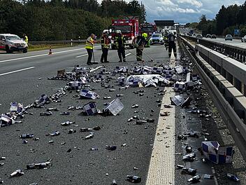 Tausende Red-Bull Flaschen auf der A9 bei Hof
