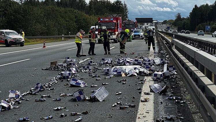Tausende Red-Bull Flaschen auf der A9 bei Hof