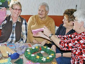 "Nach Weihnachten ist vor Weihnachten" heißt das Motto von Hildegard Mark (rechts) und ihren Freundinnen, die wieder ein Jahr gehäkelt, gestrickt und gebastelt haben. Auch der Spaß kam dabei nicht zu kurz. Fotos: Thomas Meyer