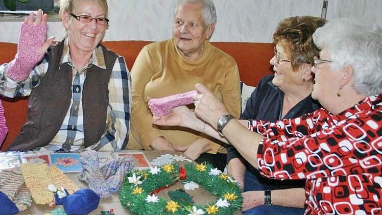 "Nach Weihnachten ist vor Weihnachten" heißt das Motto von Hildegard Mark (rechts) und ihren Freundinnen, die wieder ein Jahr gehäkelt, gestrickt und gebastelt haben. Auch der Spaß kam dabei nicht zu kurz. Fotos: Thomas Meyer
