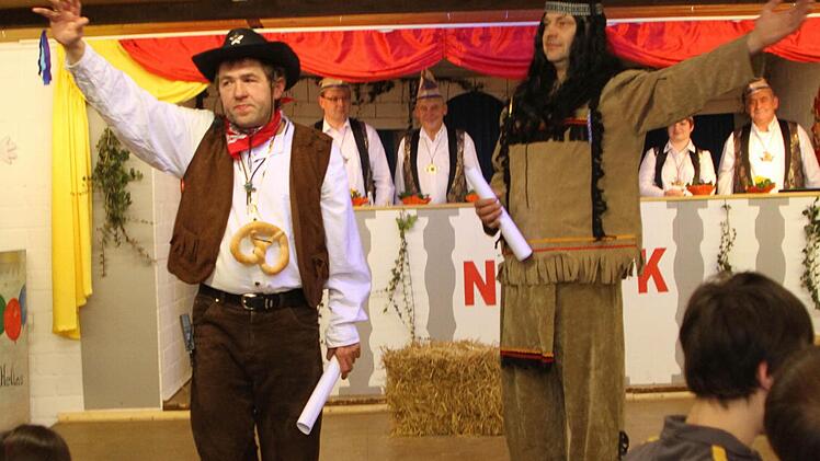 Alljährlich ein Höhepunkt auf der Bühne Wolfgang Schor (links) und Hans-Jürgen Derra, diesmal als "Indianer aus den Heiligen Ländern".
