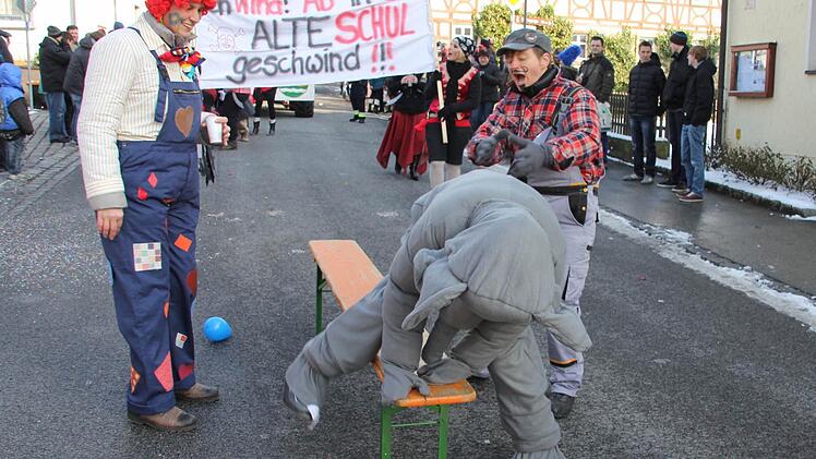 Und hopp: der Elefant hopste über die Bierbank.
