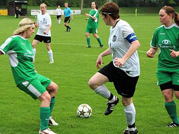 DuO-Spielführerin Tanja Müller hat die Dingolshäuser Abwehrspielerinnen Marion Dereser und Linda Marschall auf sich gezogen, ihren Rückpass kann jedoch Monika Gistel nicht im Tor unterbringen. Foto: Thomas