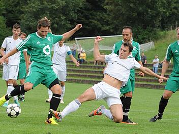 Kein Glück im Abschluss: Entschlossen stört der Kahler Jasko Colovic den Garitzer Marcel Rudolph (links). Konstantin Papadopoulos (rechts) ist Beobacher der Szenerie. Foto: Hopf