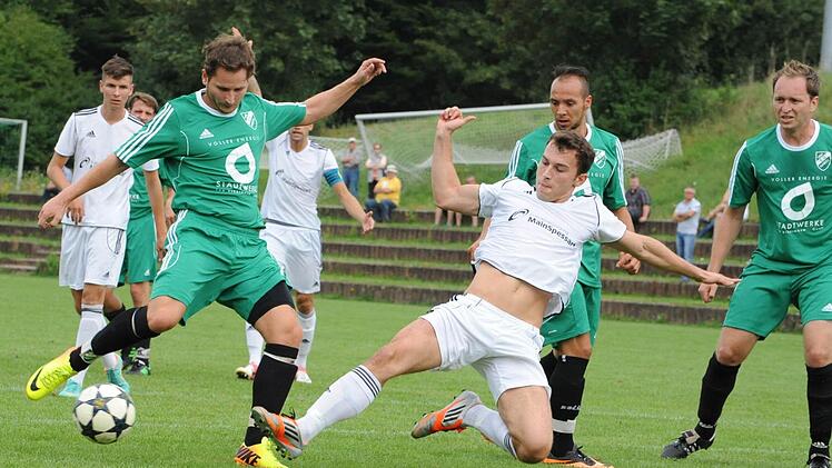Kein Glück im Abschluss: Entschlossen stört der Kahler Jasko Colovic den Garitzer Marcel Rudolph (links). Konstantin Papadopoulos (rechts) ist Beobacher der Szenerie. Foto: Hopf