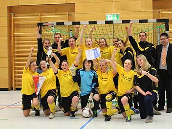 So jubeln Sieger (stehend, von links): Silke Schreier, Dominik Herold, Vanessa Wolf, Nadine Janousch, Hannah Rohdjeß, Celine Hartmann, Nathalie Faulhaber, Bernd Niering, Bezirksspielleiter Schreiber sowie (knieend): Anina Höfle, Verena Lechner, Sonja Reisinger, Jennifer Mertz, Sandy Engert, Katharina Gumbrecht und Jessica Diehm. Es fehlen Lisa Plura, Katharina Sturm und Co-Trainer Andy Linzmayer