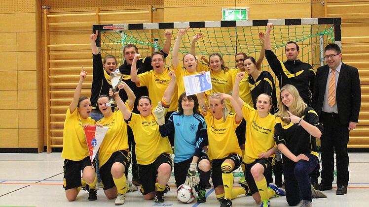 So jubeln Sieger (stehend, von links): Silke Schreier, Dominik Herold, Vanessa Wolf, Nadine Janousch, Hannah Rohdjeß, Celine Hartmann, Nathalie Faulhaber, Bernd Niering, Bezirksspielleiter Schreiber sowie (knieend): Anina Höfle, Verena Lechner, Sonja Reisinger, Jennifer Mertz, Sandy Engert, Katharina Gumbrecht und Jessica Diehm. Es fehlen Lisa Plura, Katharina Sturm und Co-Trainer Andy Linzmayer