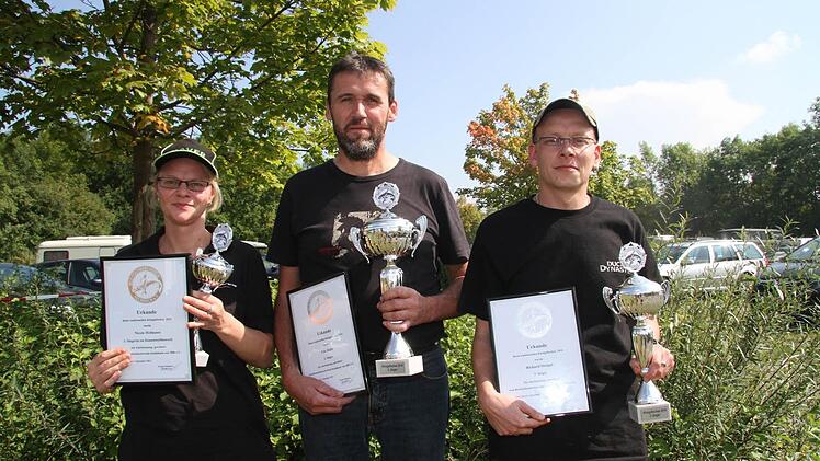 Nicole Hofmann war die beste Anglerin, Udo Hahn (Mitte) holte 79 Barsche aus dem Oberauhof und Richard Stengel, der letztjährige Fischerkönig, kam auf Platz drei - und zeigte sich äußerst zufrieden.