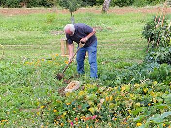 Jupp Schröder in seinem Garten Foto: Barbara Herbst