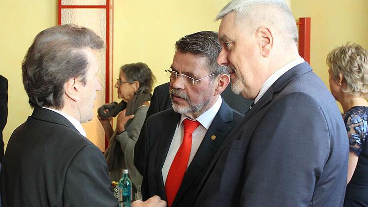 Siegfried Wölki (Mitte) im Gespräch mit IHK-Präsident Friedrich Herdan (links) und OB Norbert Tessmer.  Foto: Ulrike Nauer
