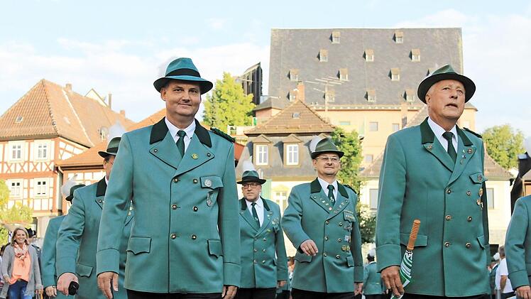 Am Freitagabend zogen die Lichtenfelser Schützen gemeinsam durch die Stadt. Foto: Dominic Buckreus