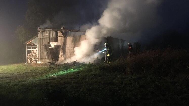 Jugendtreff brennt nieder.Foto: Roman Ziegler/Feuerwehr Gauaschach