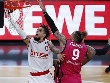 Bamberger Daniel Hackett gegen Julian Gamble von den Baskets Bonn - am Sonntag ist es wieder soweit. Bei uns k&ouml;nnen Sie Karten gewinnen f&uuml;r das Playoff-Viertelfinale. Foto: Daniel L&ouml;b