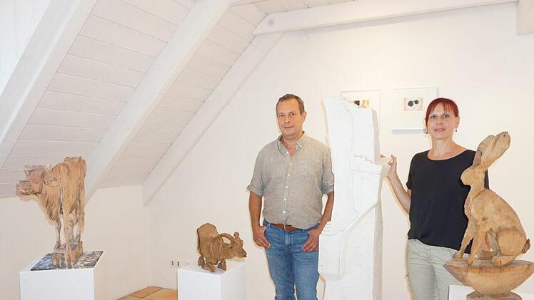 Heike und Klaus Metz mit einigen ihrer Kunstwerke in ihrem Atelier in Langenleiten. Marion Eckert