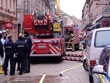 Brand im Dienstagmorgen in Fürth - ein Gebäude der Innenstadt ist betroffen. Foto: NEWS5 / Grundmann