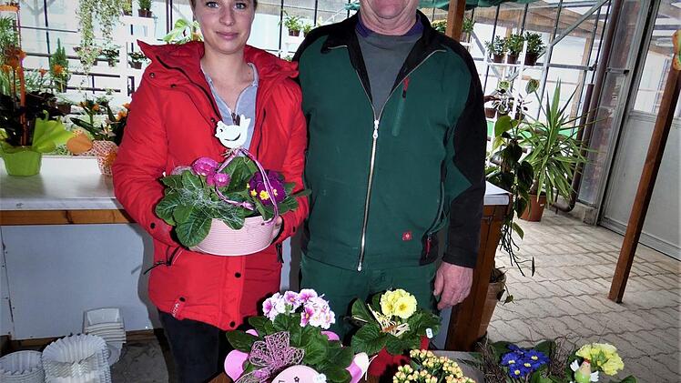 Mit dem Programm "Online auswählen und lokal kaufen" erhoffen sich Gärtnermeister Heinrich Degen (62) mit Tochter Sabrina (29) - sie ist seine rechte Hand -, dass die Krise zumindest ein klein wenig überbrückt werden kann, bis in den Blumengeschäften wieder ein Regelbetrieb stattfinden kann. Tausende von Weihnachtssternen musste die Gärtnerei Degen auf den Kompost werfen. Foto: Werner Reißaus