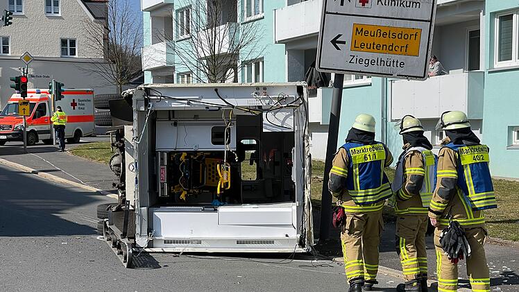 Marktredwitz: Rettungswagen auf Einsatzfahrt verunglückt