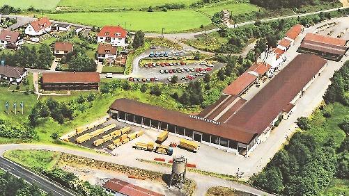 Werk I der "Hanse" 1979, als Unterleichtersbach Hauptsitz der Firma wurde. Links neben den Parkplätzen über dem Hallenkomplex sind die sogenannten Musterhäuser als Teil der "Hanse-Siedlung" und darunter der Verwaltungsbau zu sehen.