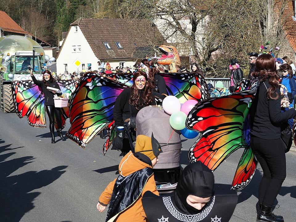 Buntes Faschingstreiben lockte tausende Besucher an.