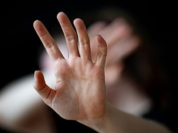 Häusliche Gewalt in Ansbach: Aggressiver Mann würgt seine schwangere Freundin