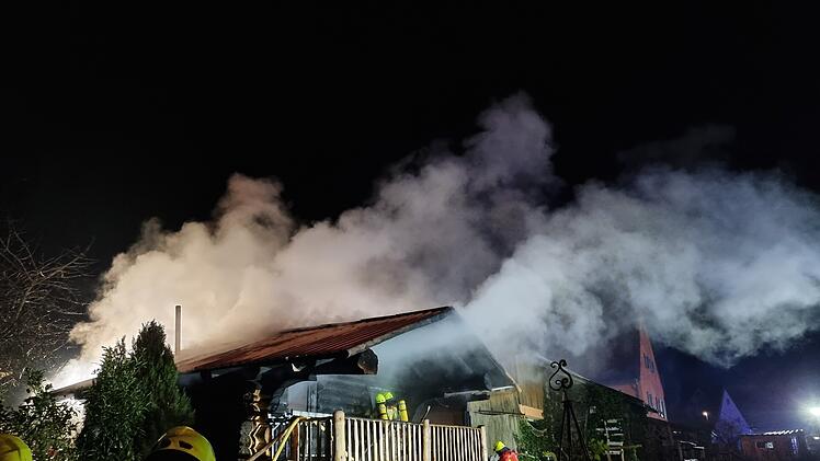 Feuer im Landkreis Neustadt Aisch - Gartenhaus in Brand