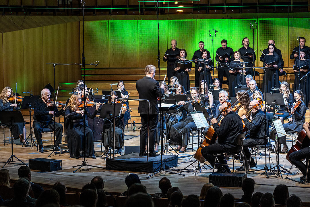 Großes Orchester, Solisten und Sänger!