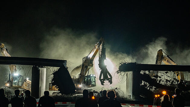 N&auml;chtlicher Mega-Abriss von A70-Br&uuml;cke: 2.000 Tonnen Beton dem Erdboden gleichgemacht