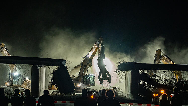 N&auml;chtlicher Mega-Abriss von A70-Br&uuml;cke: 2.000 Tonnen Beton dem Erdboden gleichgemacht